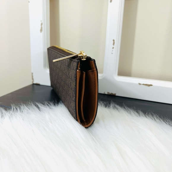 Michael Kors Jet Set Travel Large Three Quarter Zip Wallet - Picture 6 of 15